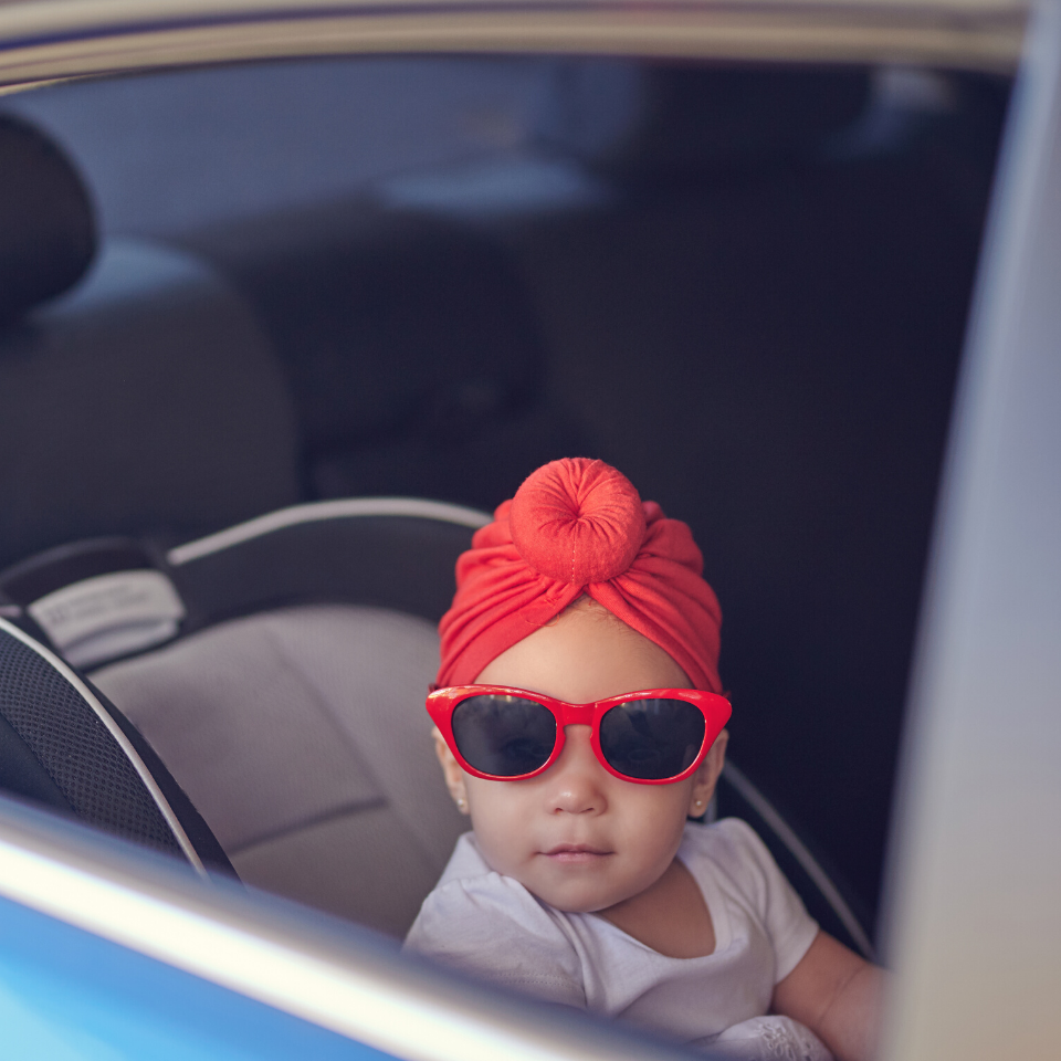Kind zit met een gepolariseerde zonnebril in de auto