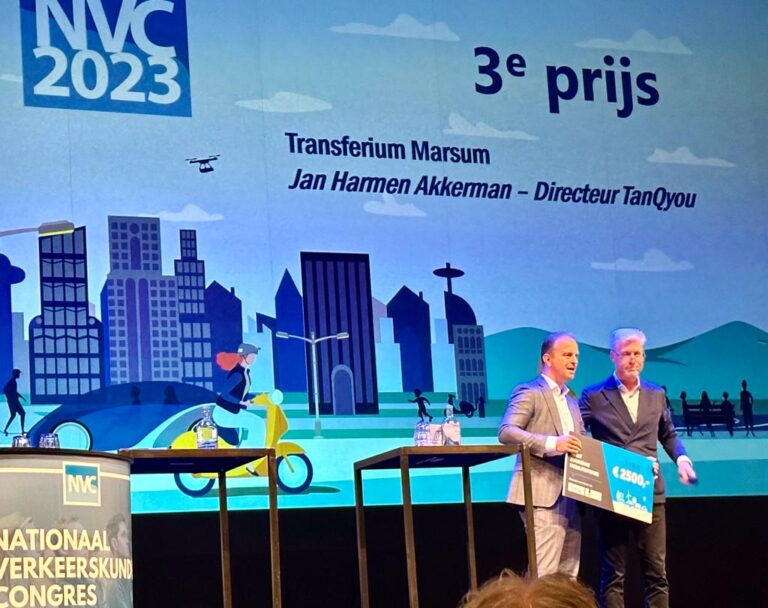 Jan Harmen neemt prijs in ontvangst