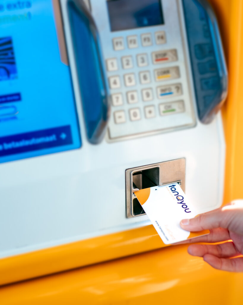 Afrekenen met de TanQyou tankpas bij de betaalautomaat