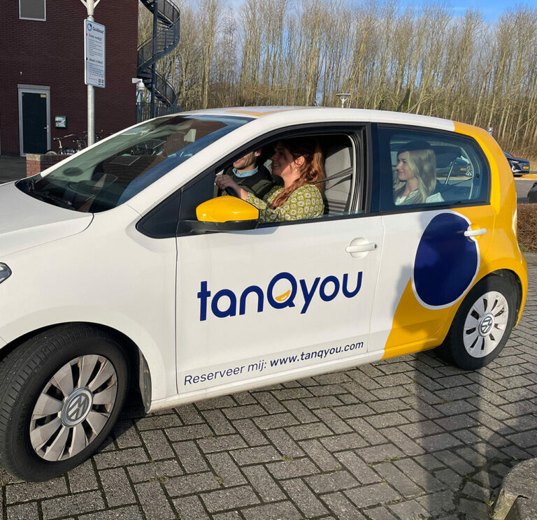 Auto van TanQyou met collega's