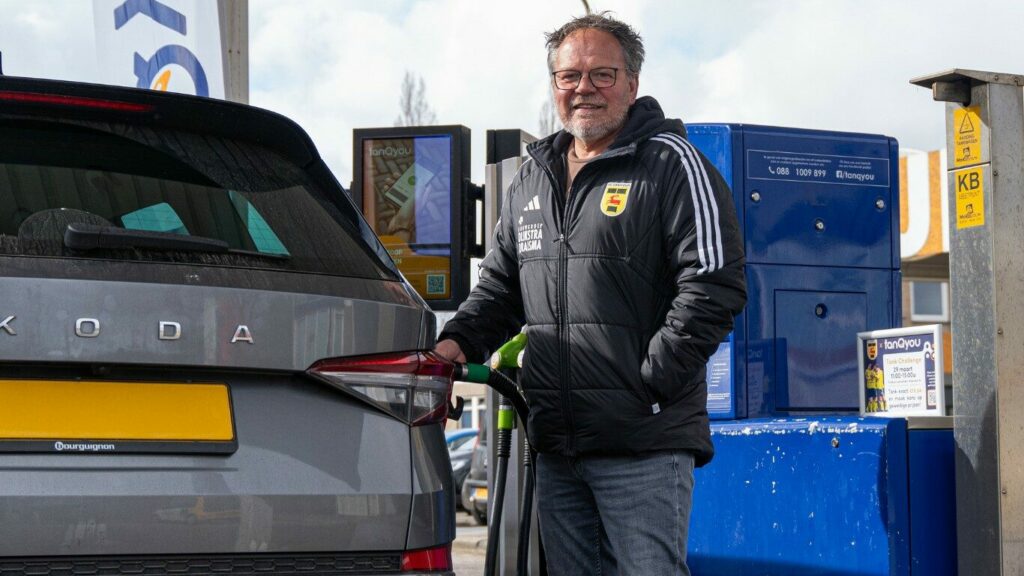 Henk aan het tanken bij TanQyou