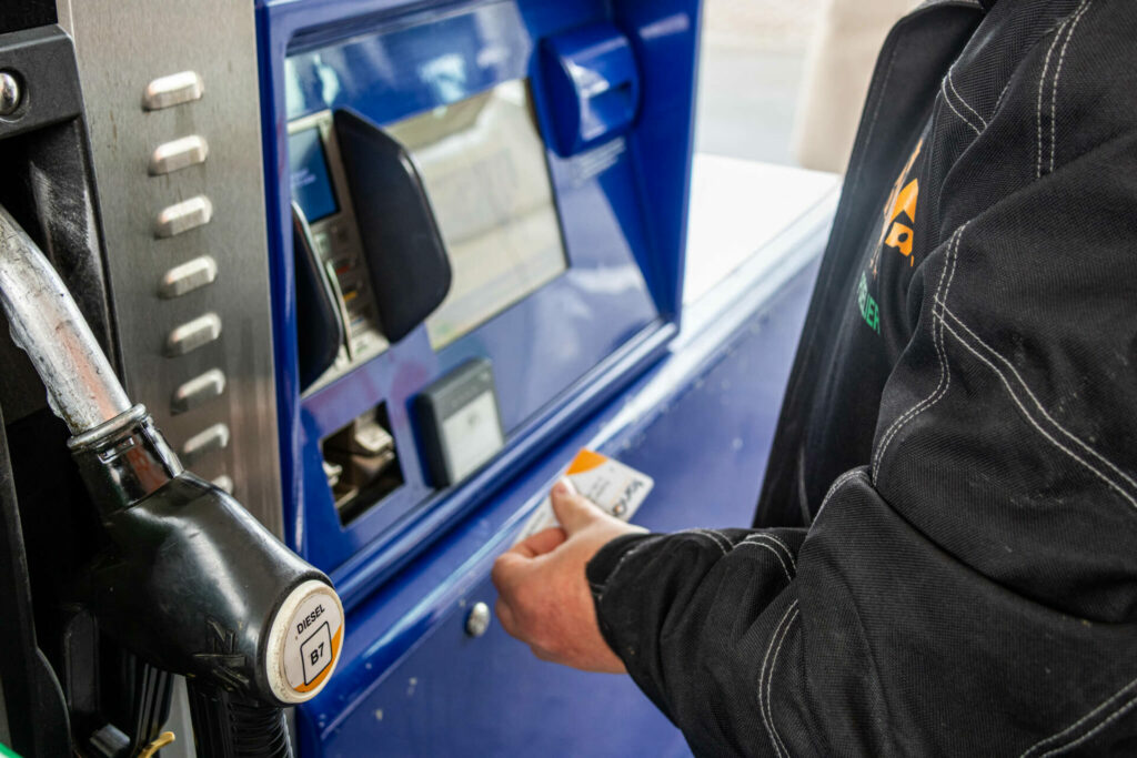Een handeling van de tankpas in gebruik