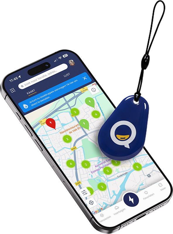 Een smartphone die de laadapp laat zien en de laadpas