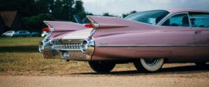 Een roze oldtimer, cadillac