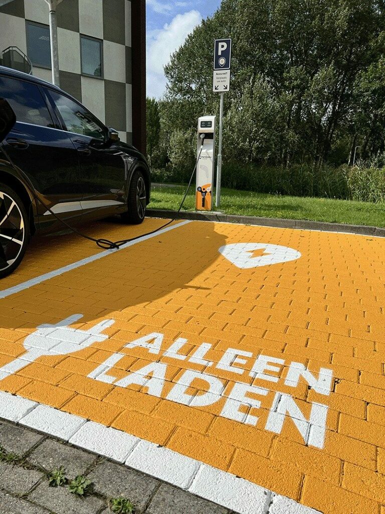 Een laadplek bij het gebouw van TanQyou