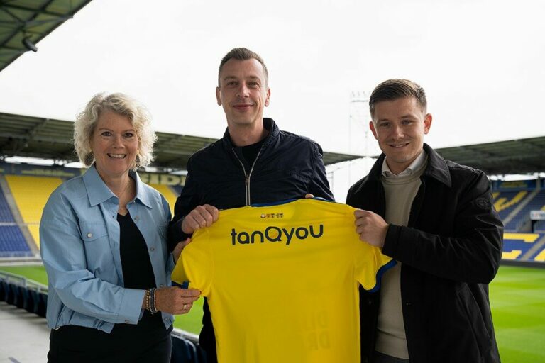 Marja, Remco en Dace met het shirt van Cambuur