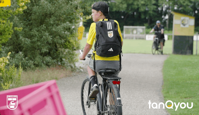 Guus, de Tribune Held