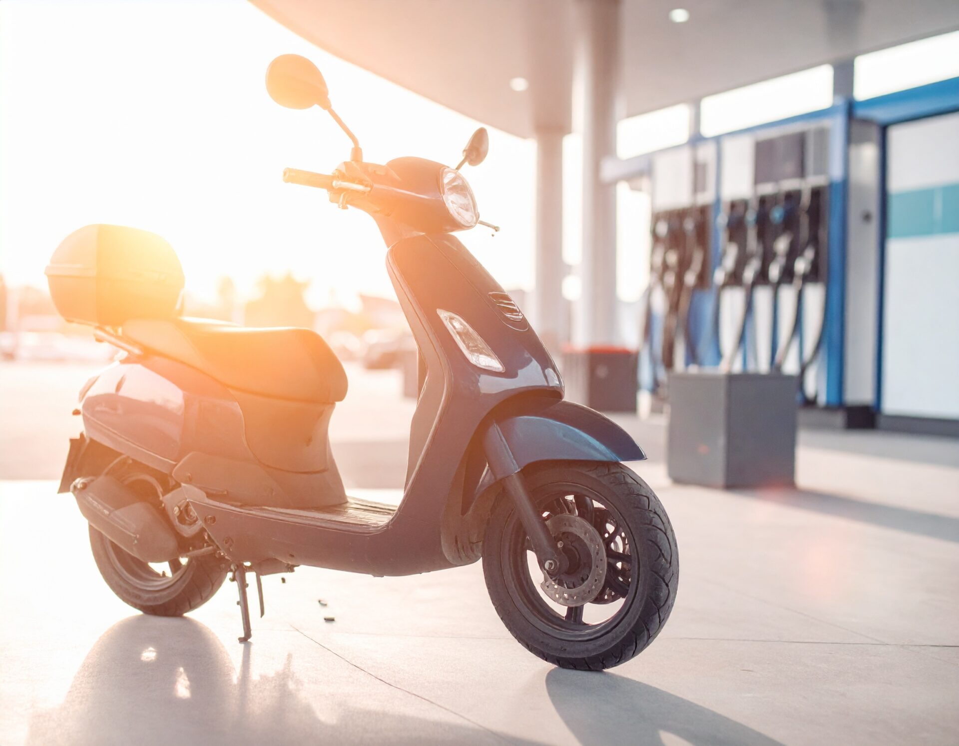 Een scooter bij een tankstation
