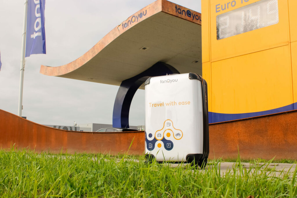 Een koffer van No Boring Suitcases bij een TanQyou-station