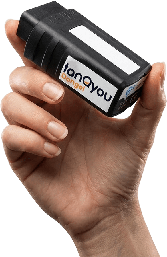 Hand houdt dongel omhoog