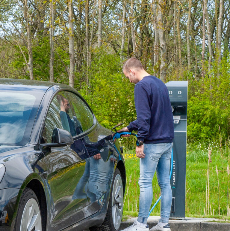 Man laadt auto bij TanQyou laadpaal