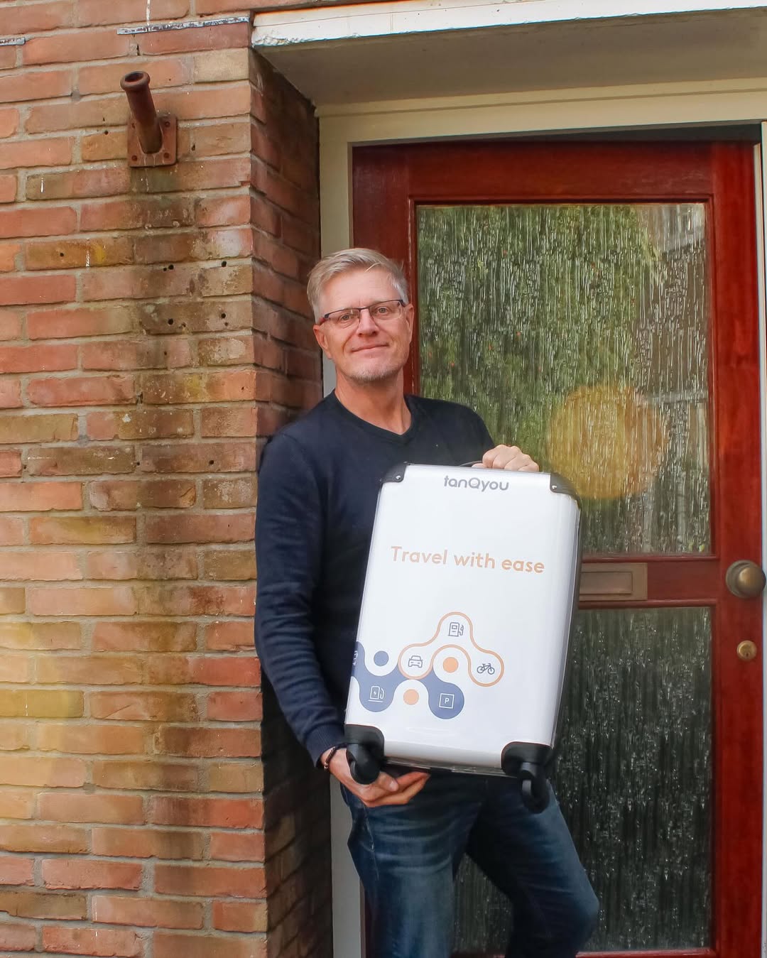 Een winnaar van de TanQyou-prijzenpot met haar prijsbord