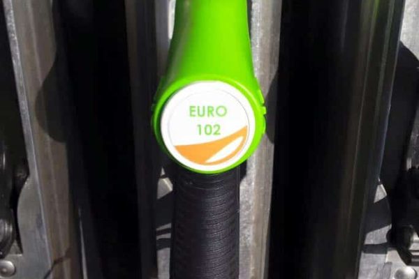 er-tankt-een-formule-1-auto-naast-me