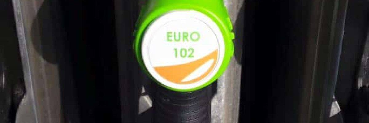 er-tankt-een-formule-1-auto-naast-me