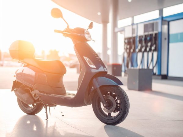 Een scooter bij een tankstation