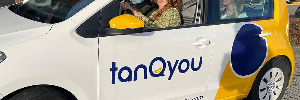Auto van TanQyou met collega's