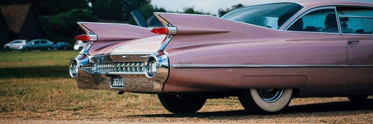 Een roze oldtimer, cadillac