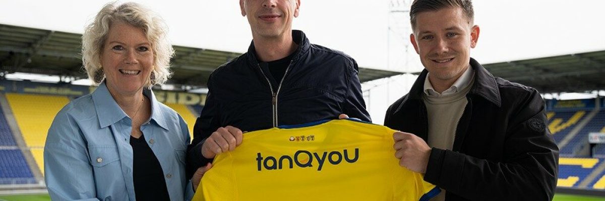 Marja, Remco en Dace met het shirt van Cambuur