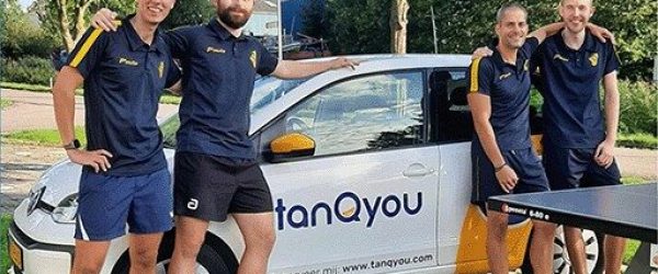 Spelers van FTTC bij een auto van TanQyou