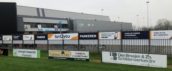 De reclameborden van TanQyou bij SC Franeker