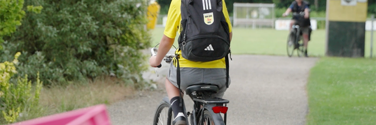 Guus, de Tribune Held