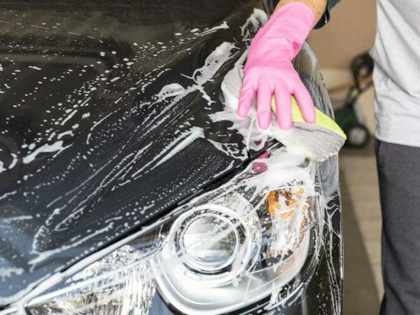 Wash ’n Go roze handschoen Auto wordt gewassen met een roze handschoen