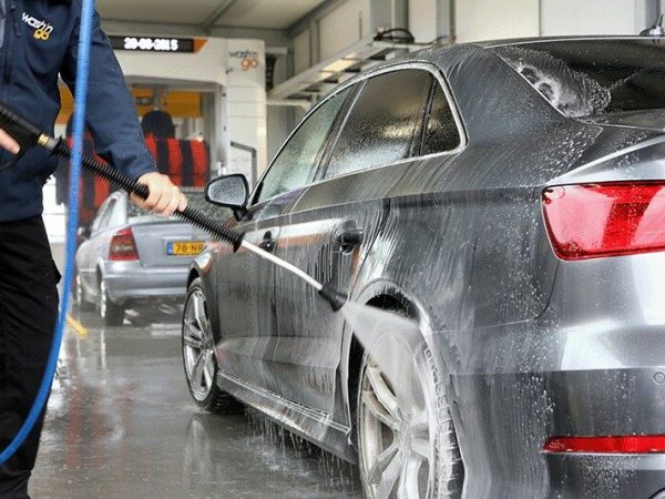 Wash ’n Go velg wassen Auto wordt gewassen met een hogedrukspuit