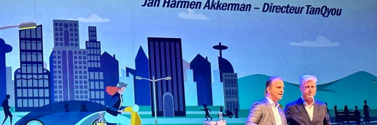 Jan Harmen neemt prijs in ontvangst