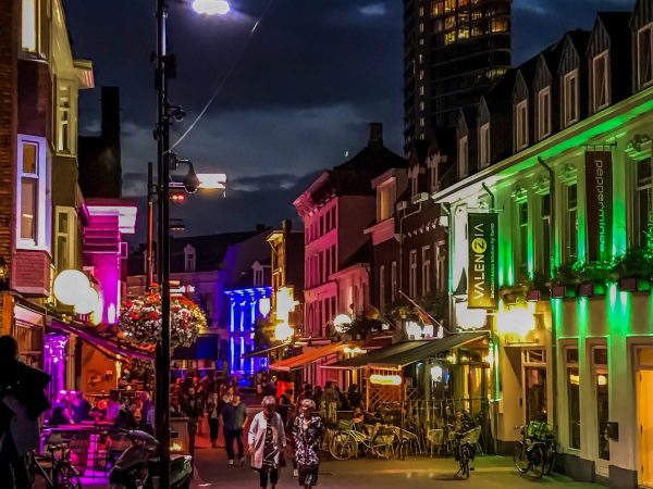 Eindhoven bij avond - Noord-Brant parkeren