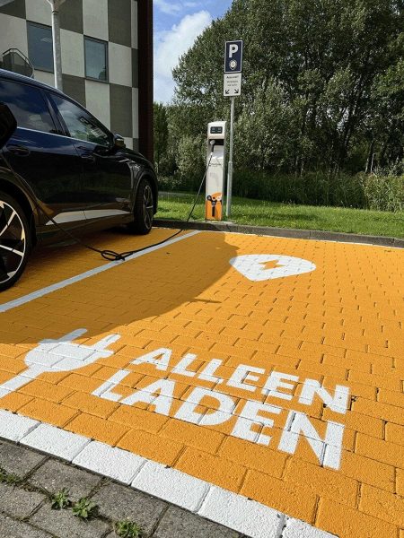laadpunt tanqyou kantoor franeker Een laadplek bij het gebouw van TanQyou