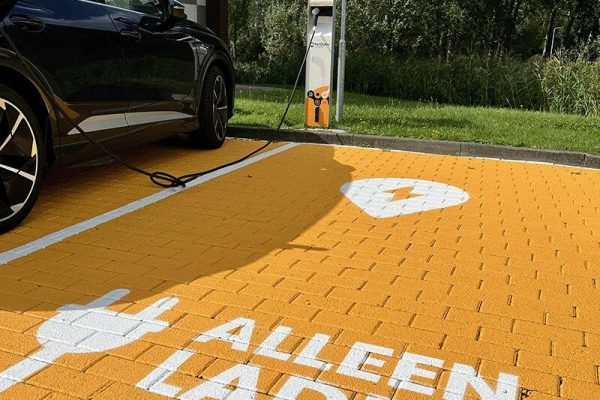 Een laadplek bij het gebouw van TanQyou
